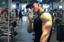 凉山肌肉男模(肌肉男模拟器)