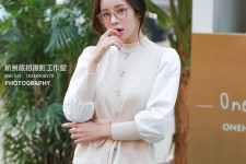 凉山兼职模特被摄影师亲(兼职模特被摄影师亲了)