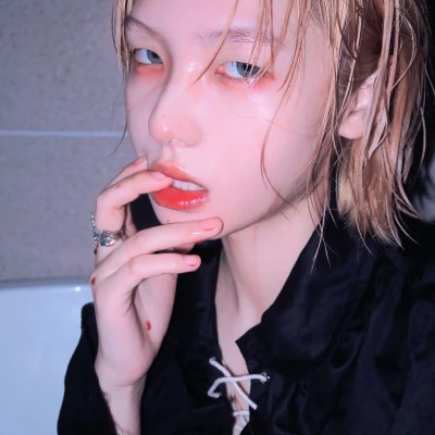 凉山伴游女生樱花漫舞的资料