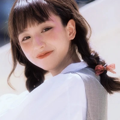 凉山伴游女生郑晓晴的资料