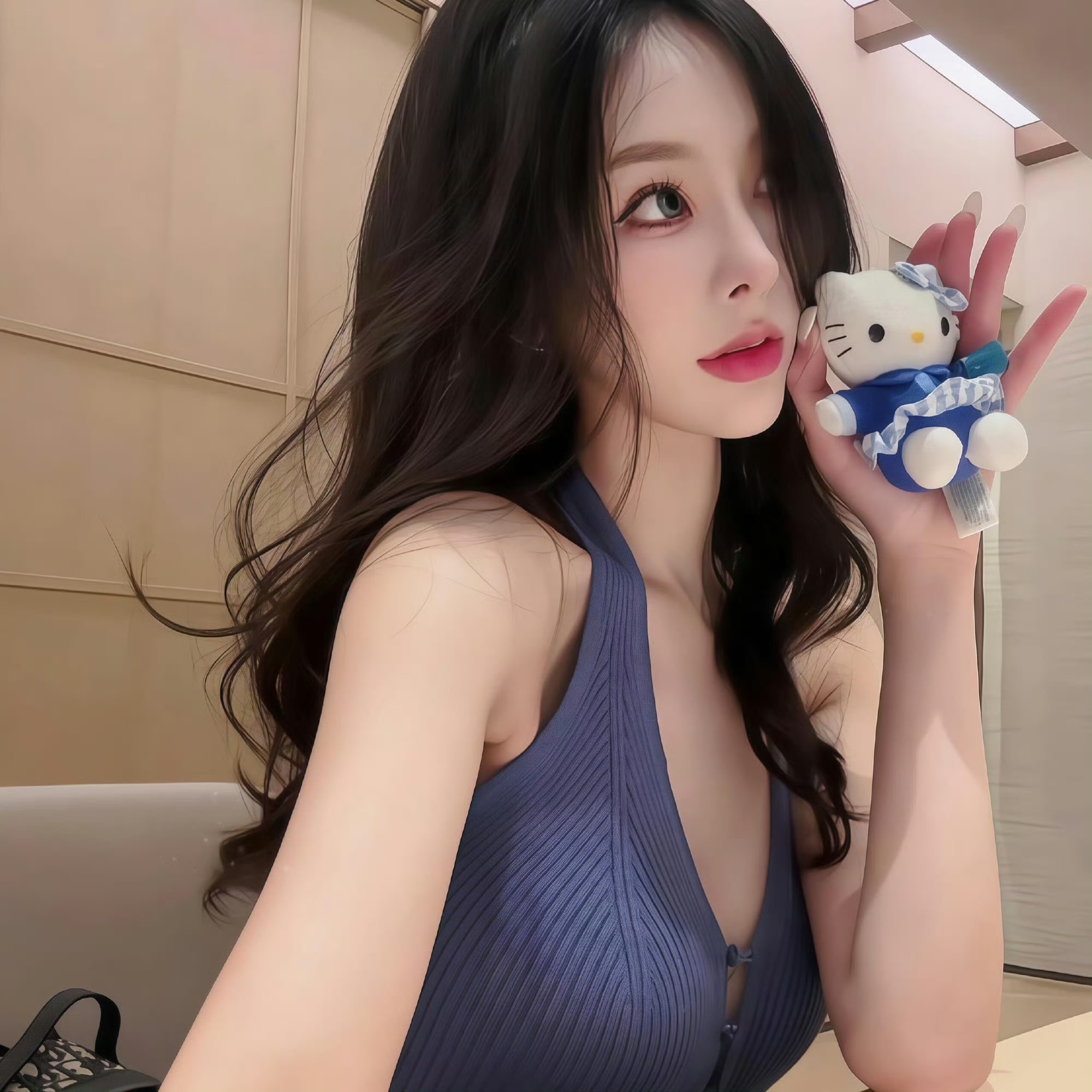 凉山伴游女生鹿小婷的资料