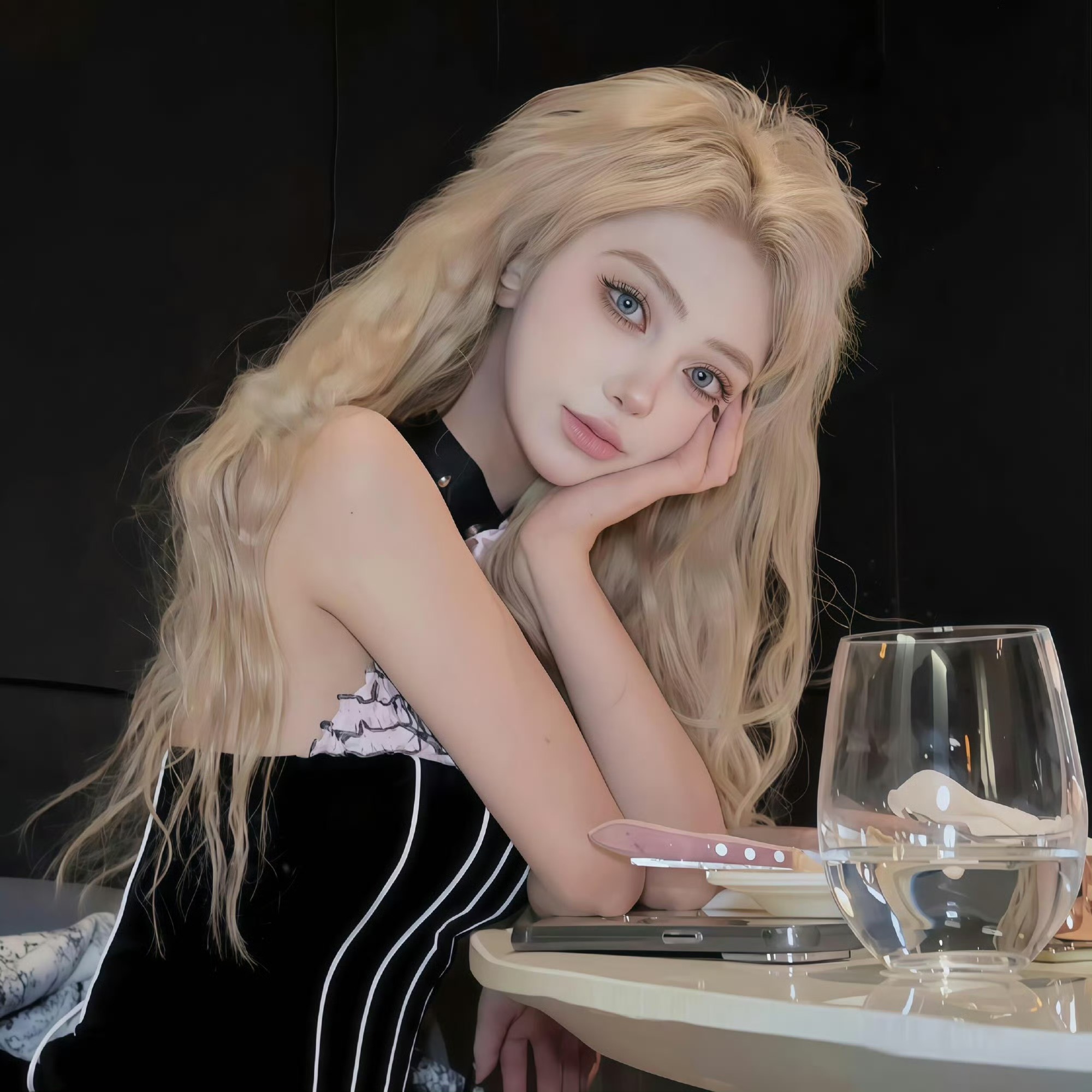 凉山伴游女生晨露的资料