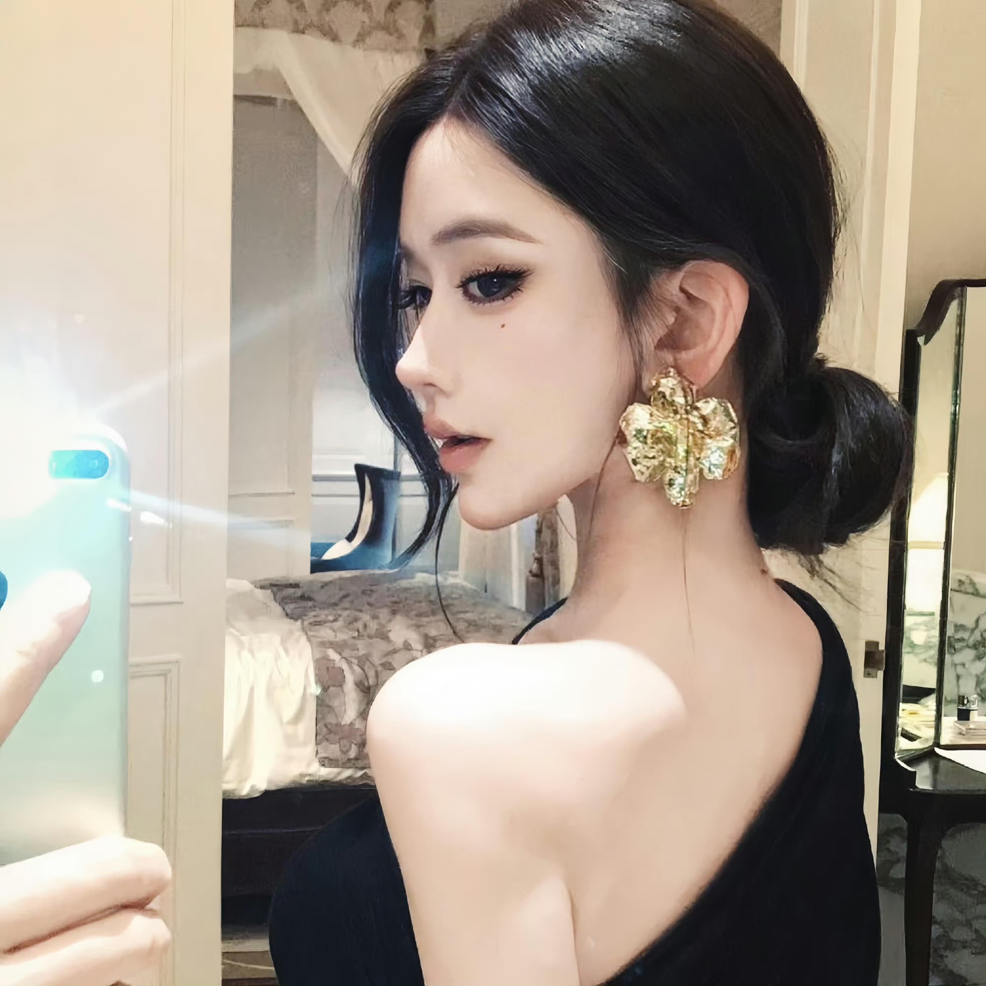 凉山伴游女生靖骊萍的资料