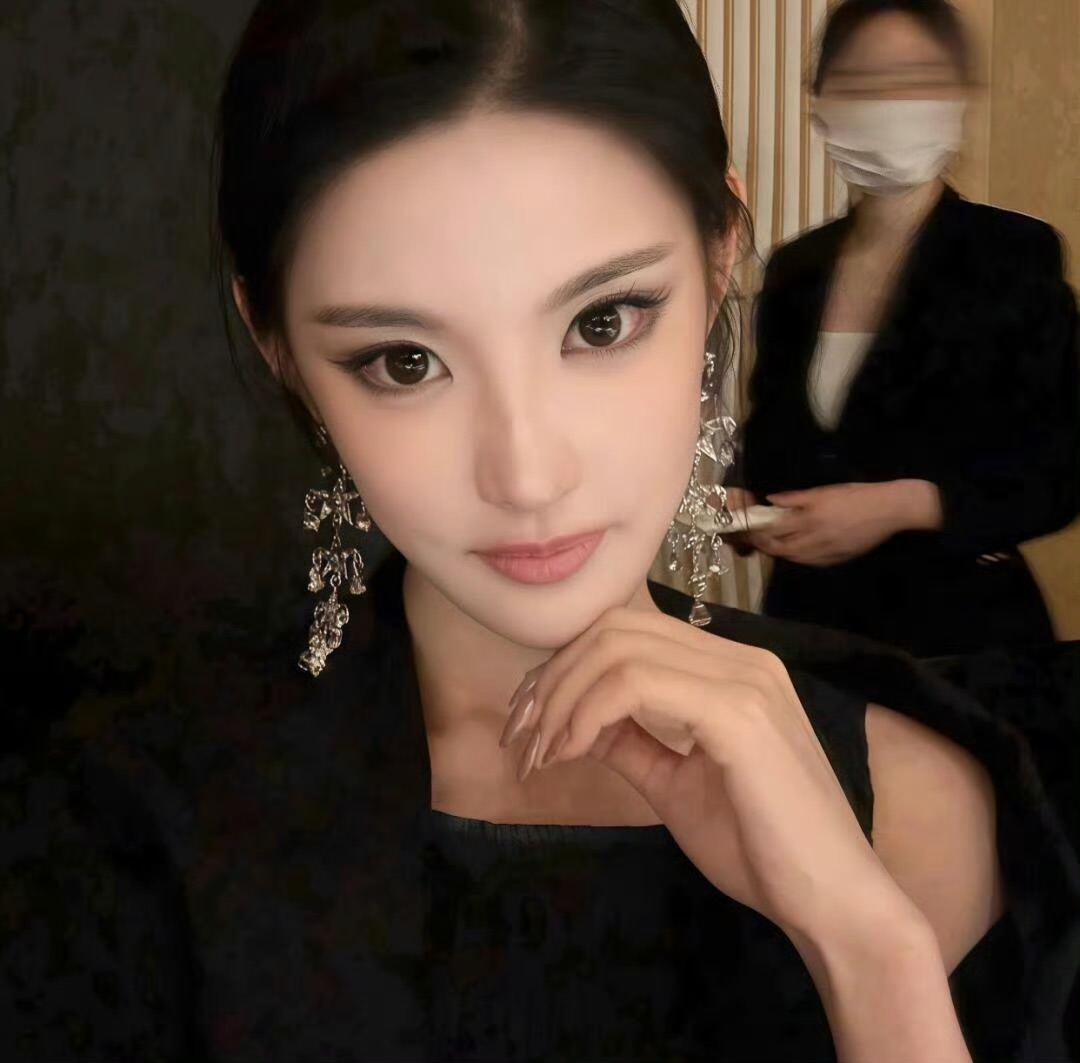 凉山伴游女生 | Isabella Chen的资料