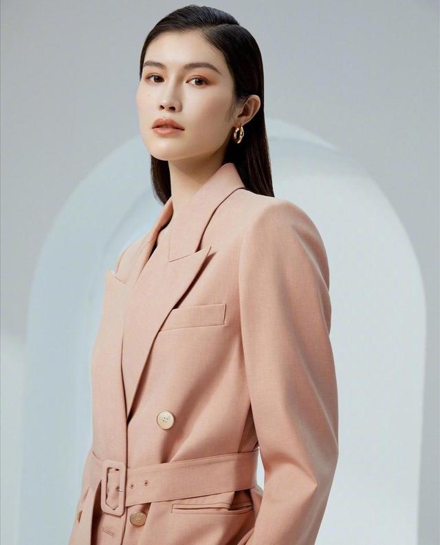 超模何穗(超模何穗微博)